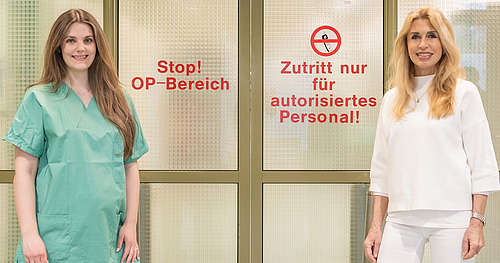 Dr. Lara Jacklin (li.), schwangere Assistenzärztin in der Klinik für Mund-Kiefer-Gesichtschirurgie, und Dr. Sabine Ewerbeck, Stellvertretende Leiterin des Betriebsärztlichen Dienstes am UKHD